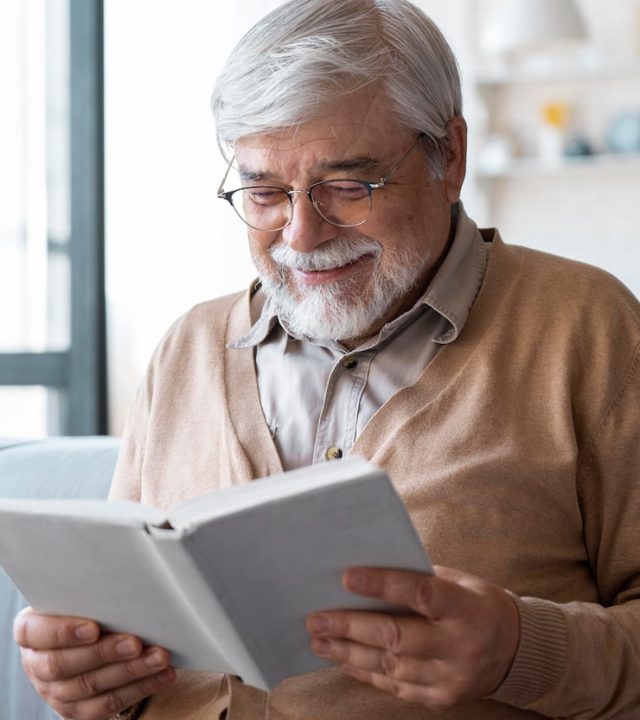 aproxime se da pessoa senior enquanto aprende 23 2149072398