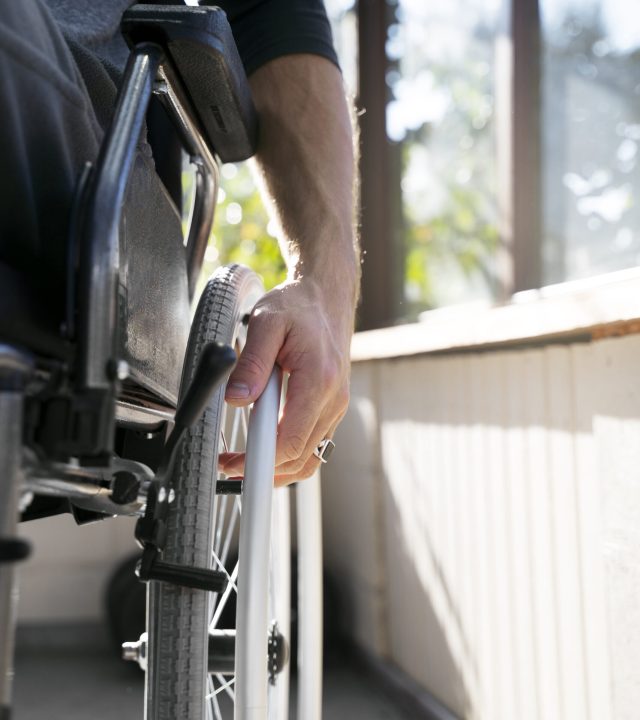 homem com deficiencia de baixo angulo em cadeira de rodas