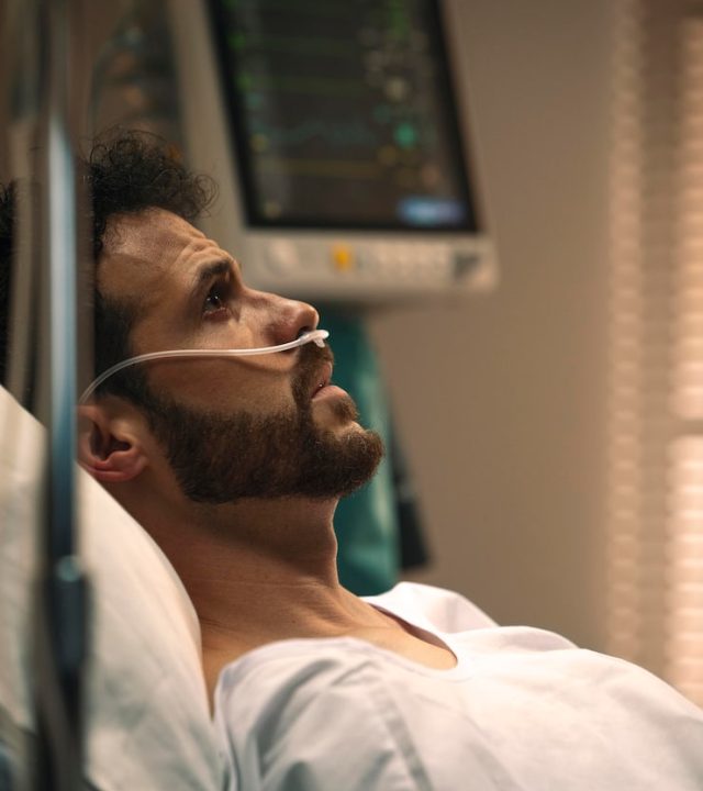 jovem doente numa cama de hospital 23 2149017255