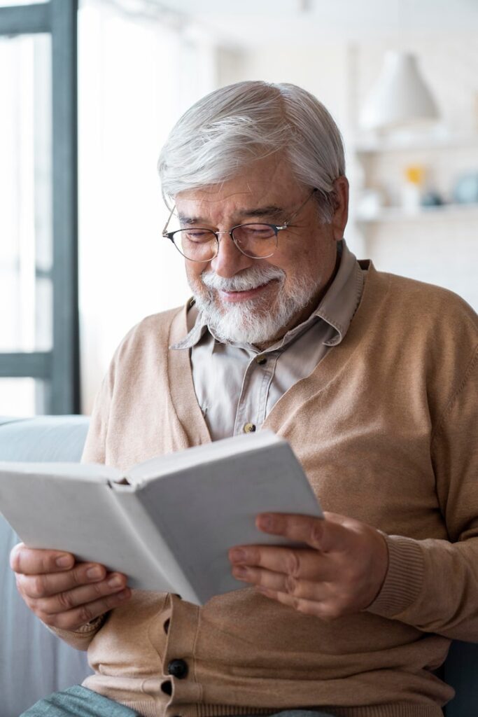 aproxime se da pessoa senior enquanto aprende 23 2149072398